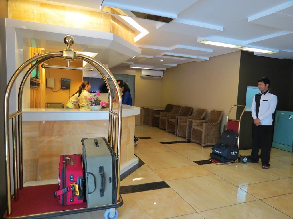 Business Alliance Hotel Yangon Extérieur photo