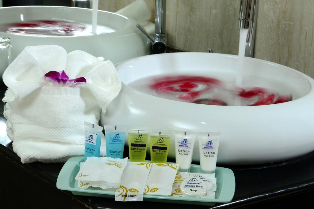Business Alliance Hotel Yangon Extérieur photo