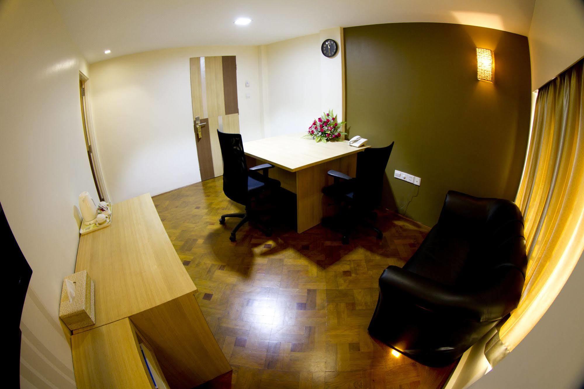 Business Alliance Hotel Yangon Extérieur photo