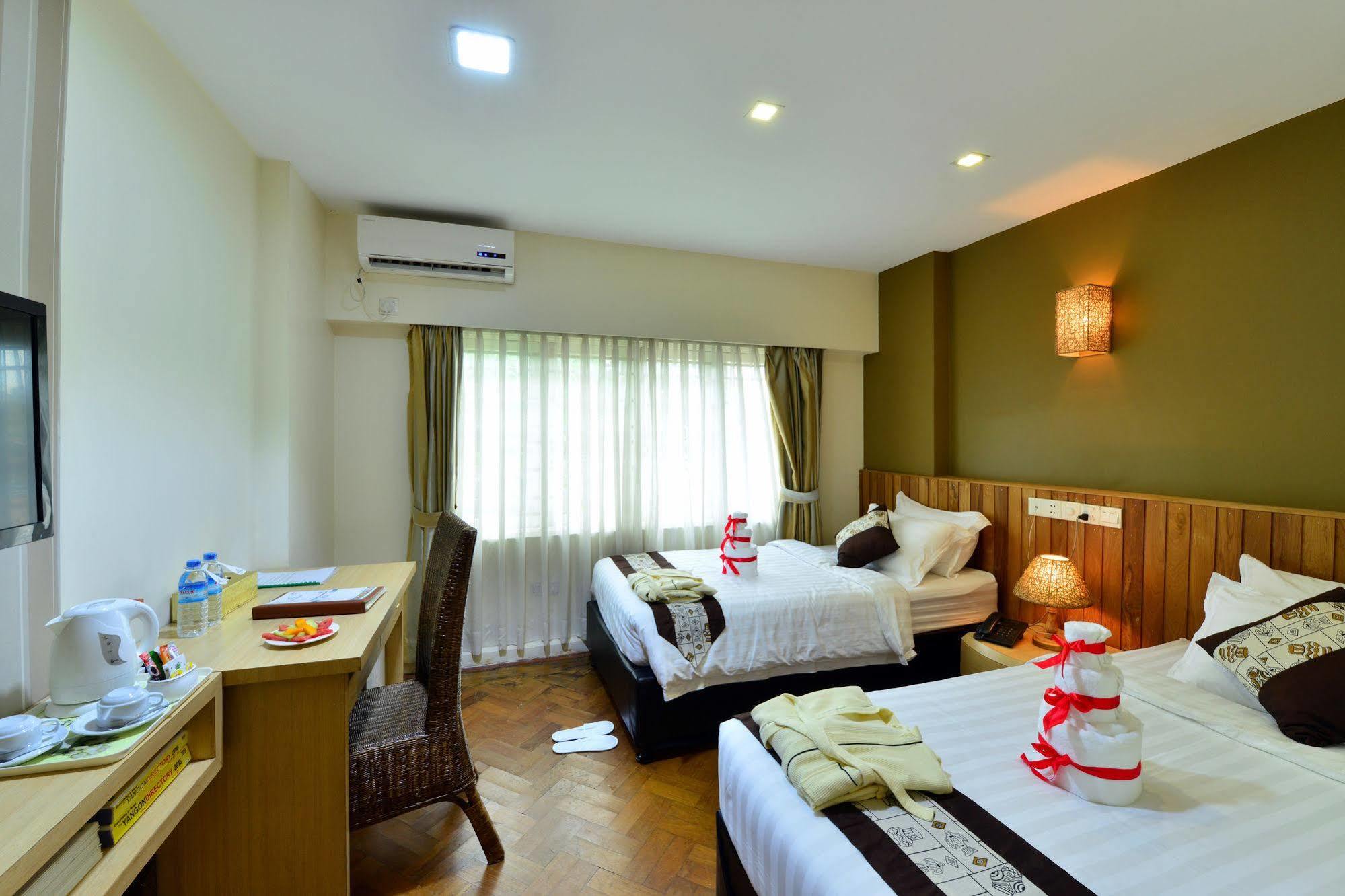 Business Alliance Hotel Yangon Extérieur photo