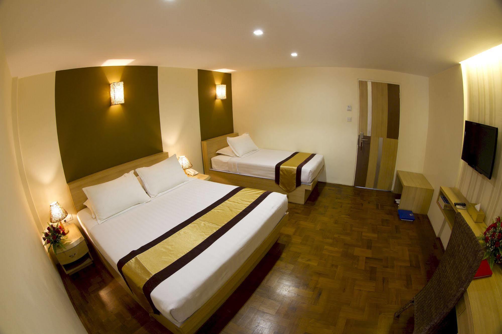 Business Alliance Hotel Yangon Extérieur photo